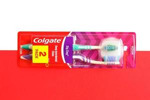 ternopil, ukraine - 23 juin 2022 brosses à dents colgate, une marque de produits d'hygiène buccale fabriqués par la société américaine de biens de consommation colgate-palmolive photo