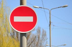 panneau de signalisation sous la forme d'un rectangle blanc dans un cercle rouge. Entrée interdite photo