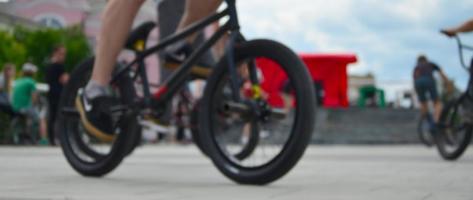 image défocalisée de beaucoup de gens avec des vélos bmx. rencontre des fans de sports extrêmes photo