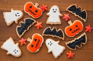 conception d'halloween décorée d'un biscuit fait à la main photo