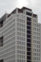 immeuble de bureaux à plusieurs étages avec un ciel bleu photo