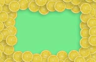 cadre de tranches d'agrumes de citron jaune sur fond de citron vert vif photo