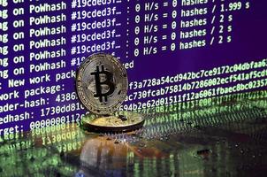 le processus numérique d'extraction de crypto-monnaie en utilisant le gpus. bitcoins et carte vidéo sur un écran de travail et un écran minier photo