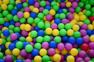 piscine pour s'amuser et sauter dans des boules en plastique colorées photo