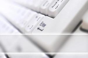 gros plan du clavier classique de l'ordinateur blanc avec des lettres anglaises et russes avec champ d'espace de copie photo