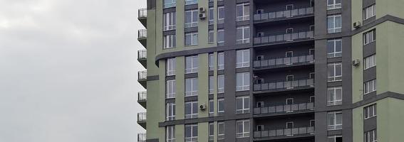 immeuble de bureaux à plusieurs étages avec un ciel bleu photo