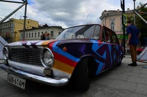 kharkov, ukraine - 27 mai 2017 festival d'art de rue. une voiture qui a été peinte par des maîtres du street art pendant le festival. le fruit du travail de plusieurs graffeurs. aérographie originale photo