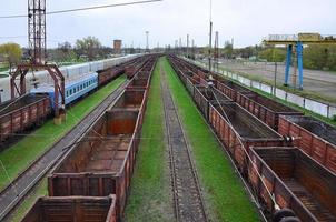 Pavlograd. ukraine - 4 mars 2019, un grand nombre de wagons de marchandises vides se trouvent dans le chemin de fer de pavlograd photo