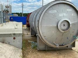 grand échangeur de chaleur à coque et tube en acier inoxydable brillant pour le chauffage de liquides et de gaz, prêt à être installé pour l'équipement de l'usine pétrochimique de raffinerie de pétrole sur le chantier de construction photo