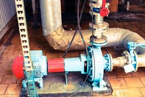 équipements et tuyaux de pompes centrifuges en métal de fer avec brides et vannes pour le pompage de produits combustibles liquides à l'atelier de l'usine pétrochimique chimique de la raffinerie industrielle photo