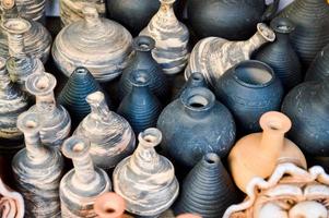 poterie d'argile traditionnelle naturelle beaux appareils de cuisine anciens, plats, cruches, vases, pots, tasses. l'arrière-plan photo