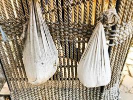 sacs blancs de fret, lest sur un panier d'un vieux ballon ancien photo