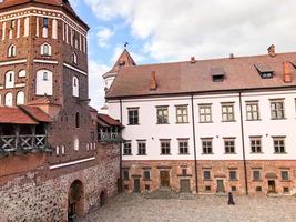 de hauts clochers et des tours, le toit d'un ancien château baroque médiéval, une renaissance, gothique au centre de l'europe contre un ciel bleu photo