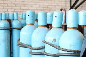 grandes bouteilles de gaz bleu métal fer avec de l'oxygène, de l'air, de l'hélium sous une pression interne excessive pour stocker des gaz comprimés, liquéfiés et dissous sous pression photo