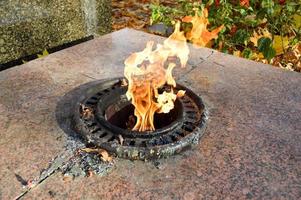 l'orange est une belle flamme éternelle chaude brûlant du sol à la mémoire des guerriers décédés, des soldats photo