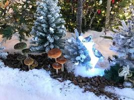 arbre de noël décoré avec des boules rouges et dorées sur fond flou et étincelant, en plein air photo