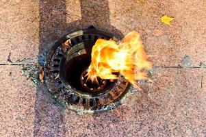 l'orange est une belle flamme éternelle chaude brûlant du sol à la mémoire des guerriers décédés, des soldats photo