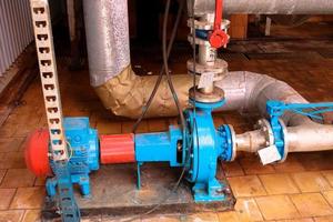 équipements et tuyaux de pompes centrifuges en métal de fer avec brides et vannes pour le pompage de produits combustibles liquides à l'atelier de l'usine pétrochimique chimique de la raffinerie industrielle photo