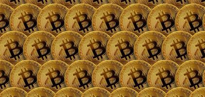 motif de nombreux bitcoins dorés. concept d'extraction de crypto-monnaie photo