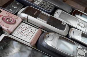 Kharkov, Ukraine - 9 décembre 2020 groupe de vieux téléphones portables obsolètes. recyclage de l'électronique sur le marché bon marché photo