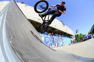 kharkiv, ukraine - 27 mai 2018 coureurs de bmx freestyle dans un skatepark pendant le festival annuel des cultures de rue photo