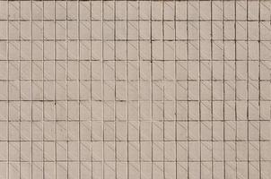 vieux carreaux de mur beige soviétique. la texture de la tuile extérieure classique, qui a été recouverte par des bâtiments à l'époque de l'union soviétique photo