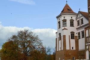 de hauts clochers et des tours, le toit d'un ancien château baroque médiéval, une renaissance, gothique au centre de l'europe contre un ciel bleu photo