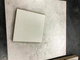 texture gris graphite, fond élégant. exemple d'échantillons de matériaux à découper. texture bois, aggloméré. petits échantillons carrés, coupe à la scie à aggloméré pour la cuisine photo