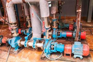 équipements et tuyaux de pompes centrifuges en métal de fer avec brides et vannes pour le pompage de produits combustibles liquides à l'atelier de l'usine pétrochimique chimique de la raffinerie industrielle photo