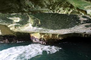 grottes dans les falaises de craie au bord de la mer méditerranée. photo