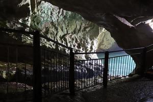 grottes dans les falaises de craie au bord de la mer méditerranée. photo