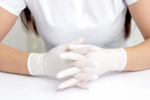 mains de femme dans des gants médicaux photo