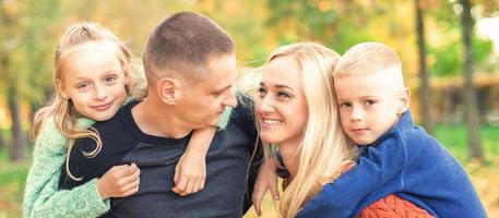 portrait de jeune famille dans le parc d'automne photo