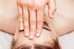 massage du front de la femme. photo