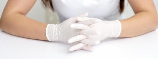 mains de femme dans des gants médicaux photo