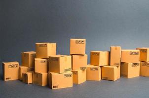 de nombreux cartons. produits, marchandises, entrepôt, stock. commerce et vente au détail. commerce électronique, vente de marchandises via une plateforme de commerce en ligne. expédition de fret, livrer. ventes de biens et de services. photo