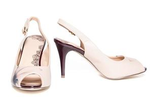 Chaussures femme beige sur fond blanc photo