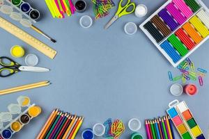 fournitures scolaires sur fond gris photo