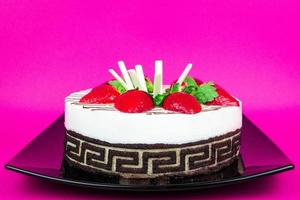 gâteau aux fraises avec crème à la vanille photo
