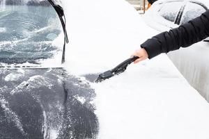 nettoyer la voiture de la neige photo