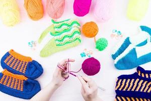 fille tricote des aiguilles à tricoter des chaussettes photo