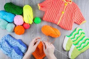 fille tricote des aiguilles à tricoter des chaussettes photo