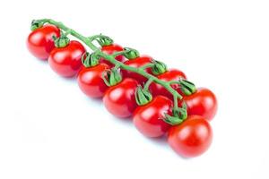 tomates cerises sur fond blanc photo