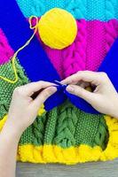 fille couverture tricots aiguilles à tricoter photo