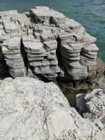 rocher sur le lac. photo gratuite de paysage.