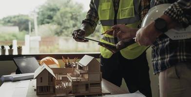 réunion de travail d'équipe d'ingénieurs, dessin travaillant sur une réunion de plan directeur pour un projet de travail avec un partenaire sur la construction de modèles et des outils d'ingénierie dans le site de travail, la construction et le concept de structure. photo