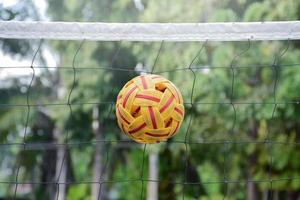 balle sepak takraw sur filet, mise au point douce et sélective sur la balle, sepak takraw extérieur jouant après l'école et après le concept de travail. photo