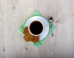 tasse de café avec tas de divers biscuits sablés et d'avoine avec des céréales sur fond de bois. photo