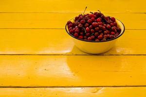 cerises mûres sur table en bois. vue d'en haut avec espace de copie photo