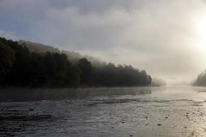 brouillard matinal à la surface de la rivière photo